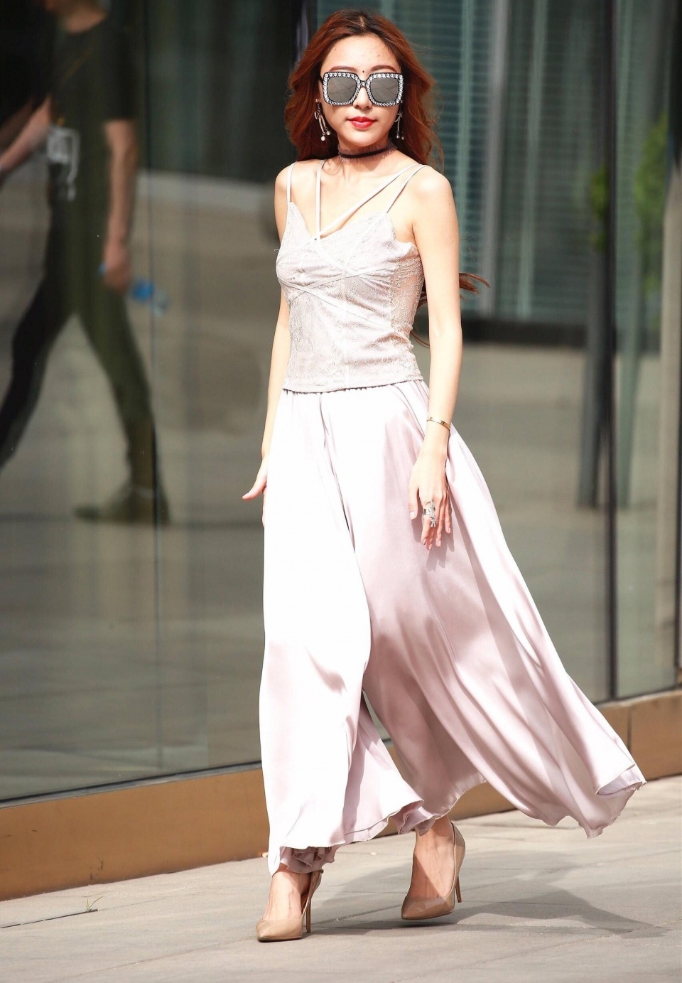 街拍美图 美女穿蕾丝吊带连衣裙 浓浓的女人味，甜美带着点小性感