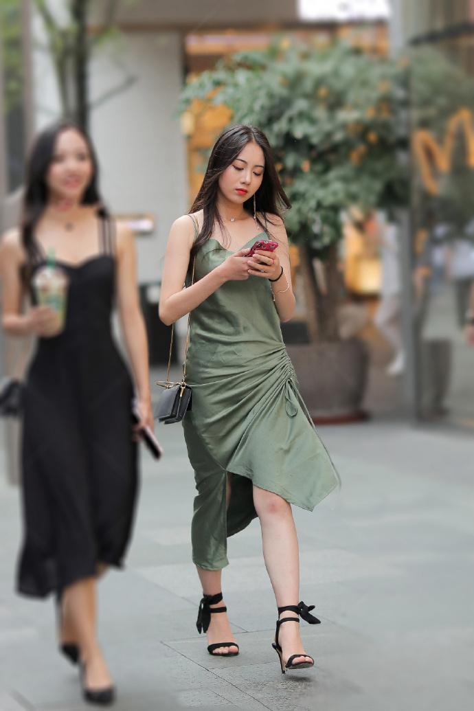  [显得]街拍：选择清爽减龄的吊带裙，让气质显得优雅又潇洒