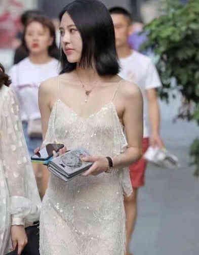 街头小姐姐你心真大，谁给你的这份自信！