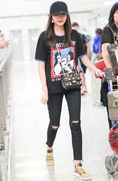 刚美几天就飘了？关晓彤活生生把自己穿出“大象腿”既视感！