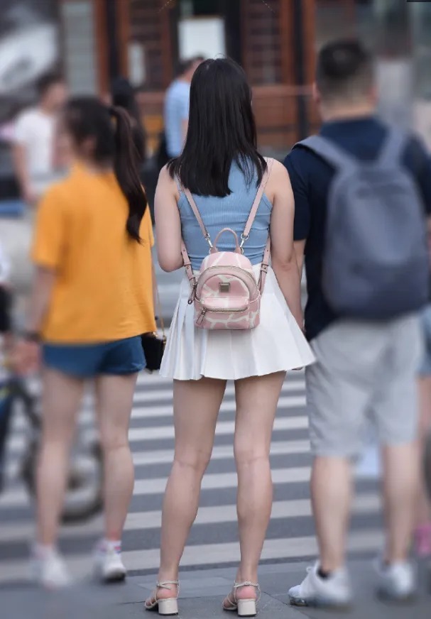 「微胖」微胖身材穿出淑女气质, 难怪街头秀恩爱