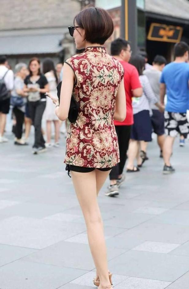 街拍: 穿旗袍的小姐姐, 身材高挑皮肤白皙, 让人忍不住侧目