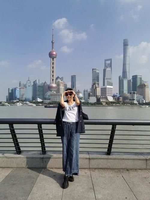  #少扣#44岁牛莉秀身材有绝招！戴复古眼镜扮贵妇，扣子少扣两颗还留个缝