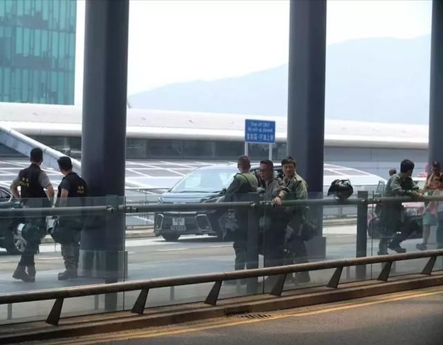  刘荣基@天怒人怨！乘机提前13个小时，香港机场再受黑衣人捣乱