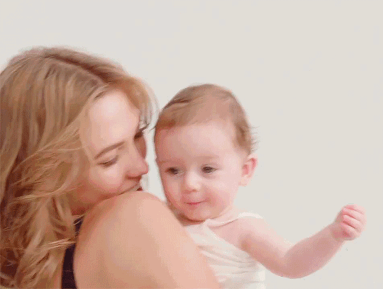 熊黛林首曝女儿照片，一家四口罕见同框幸福到开挂!