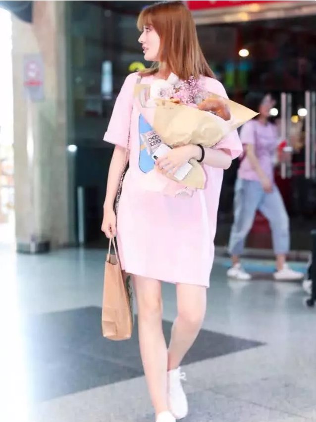 徐璐亮相，打扮小清新，网友:高级的漫画腿，活该你得瑟