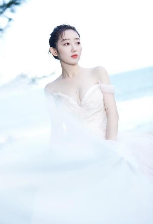 蒋梦婕■穿抹胸长纱裙勾出好比例,奶白肌肤惹人羡,“人间水蜜桃”蒋梦婕