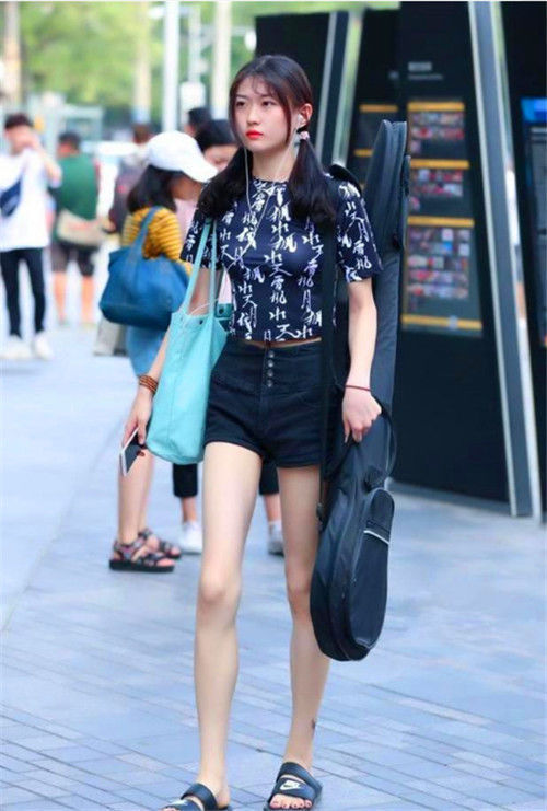 尊贵|街拍:长发美女身穿休闲装,尊贵的面容,魅力十足