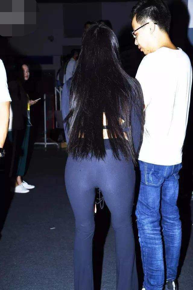 街拍: 丰满身段的辣妈, 搭配紧身裤紧紧的很好看