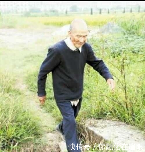  [粗茶淡饭]75的女儿如何照顾99岁的老妈，粗茶淡饭不挑剔，但从不说三个字