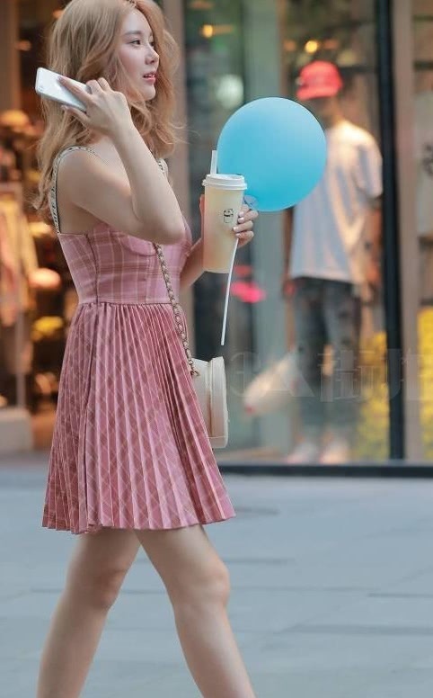 波浪卷长发小姐姐粉色连衣裙穿出玲珑有致好身材，真的神似洋娃娃