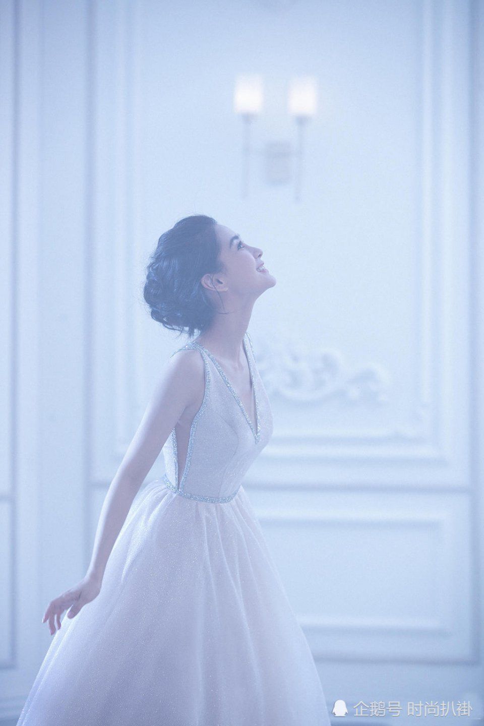 杨颖这件吊带裙不仅深V，前后左右都“开叉”，网友:真是大胆!