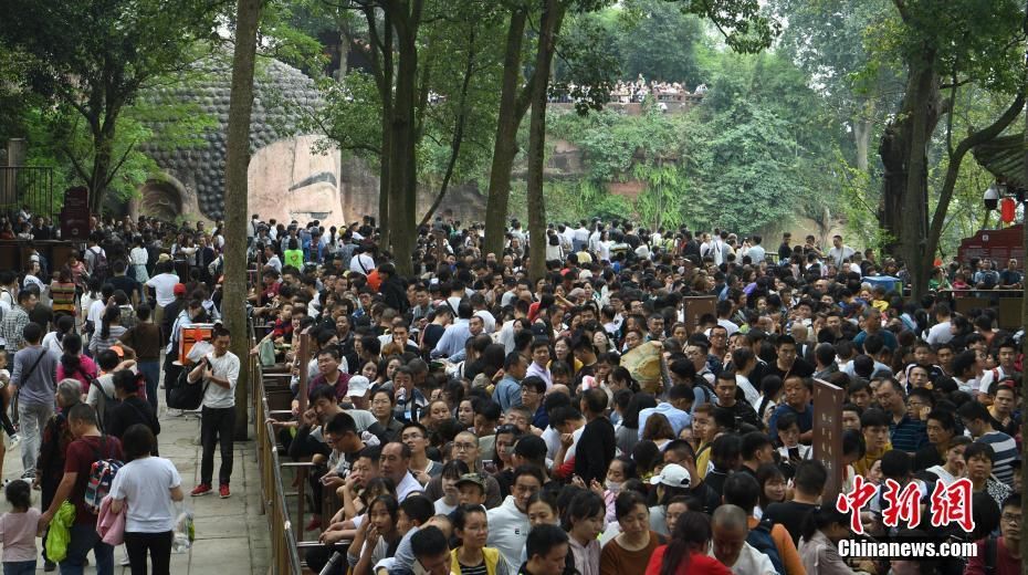 国庆假期 多地景区迎来客流高峰