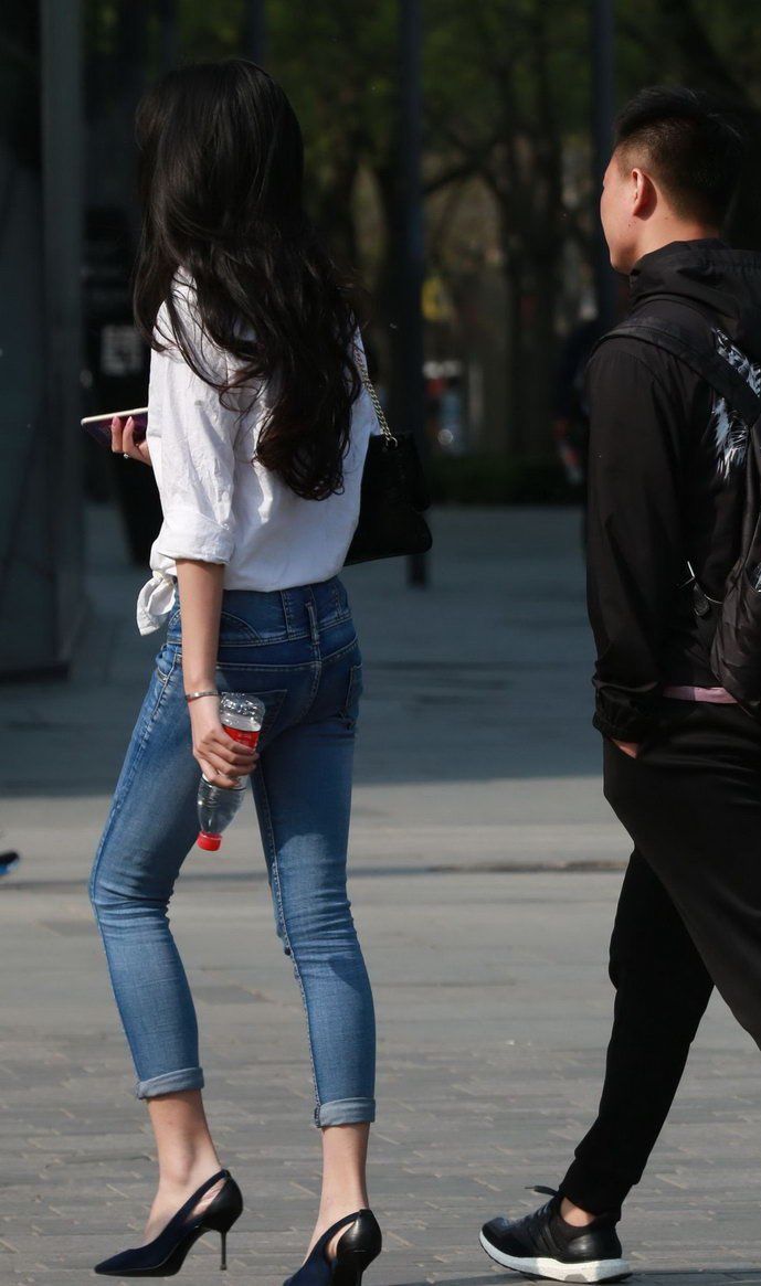 街拍:白衬衫蓝色牛仔裤美女，时尚又洋气