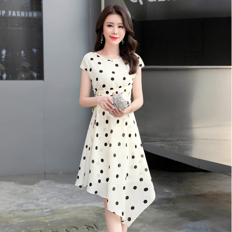 女人胆子越来越大了，短裙不穿安全裤，却从不怕走光!美丽又性感