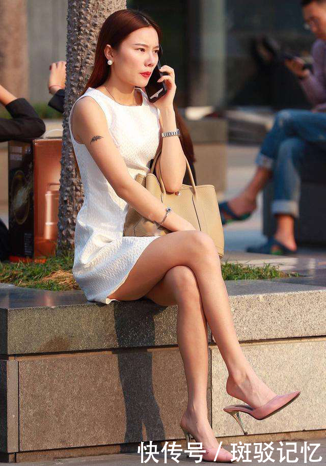 街拍：图五顽皮又可爱的小姐姐，露脐衫配短裤，青春靓丽又张扬