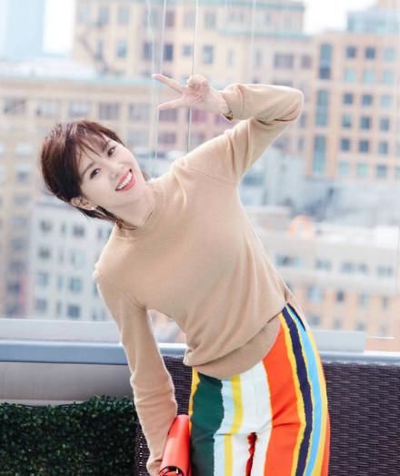 31岁刘诗诗把烂大街的格纹裙穿出高级感，47岁吴奇隆好眼光