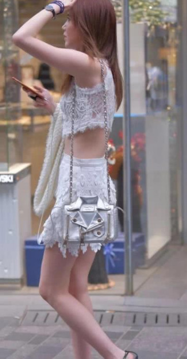 时尚小姐姐蕾丝包臀裙尽显小女人儿味，一双玉腿很吸睛