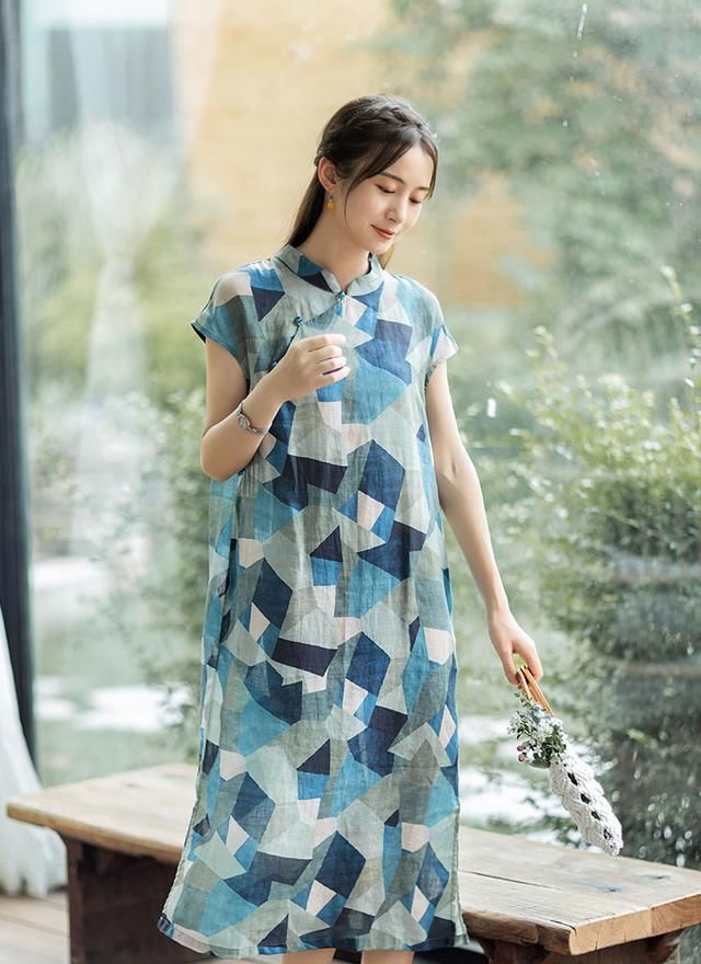  『过时』“牛仔裙”已经过时了，现流行的是“旗袍裙”，这样穿太美了吧！