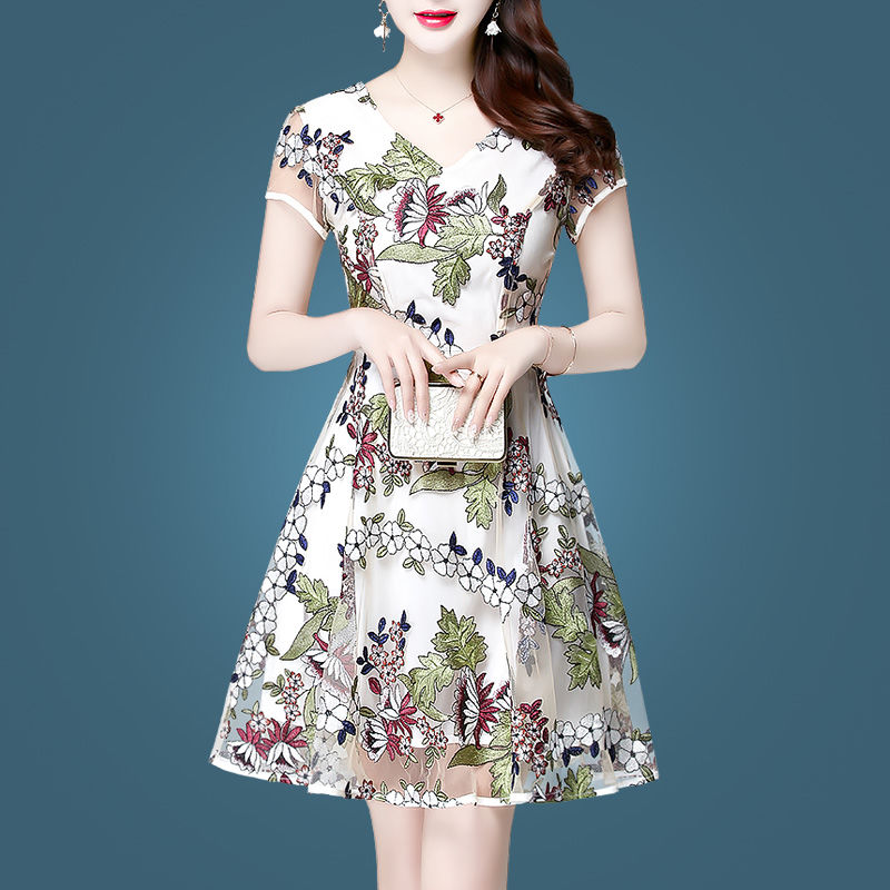 这蕾丝裙刚出来，妈妈把旗袍全扔了，款款漂亮，哪像50岁中年人