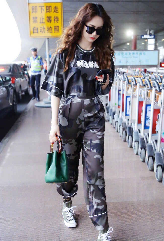戚薇穿着一身迷彩服，却被“方便面发型”成功抢镜，意外的好看！