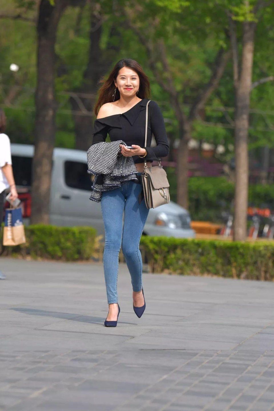街拍:只有牛仔裤才是永恒的美，特别凸显身材!