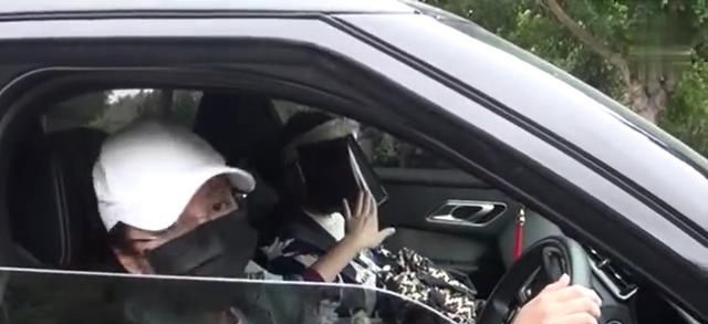 杨怡:杨怡怀孕后首现身,挺7月孕肚载母亲外出,下车接受采访很亲切