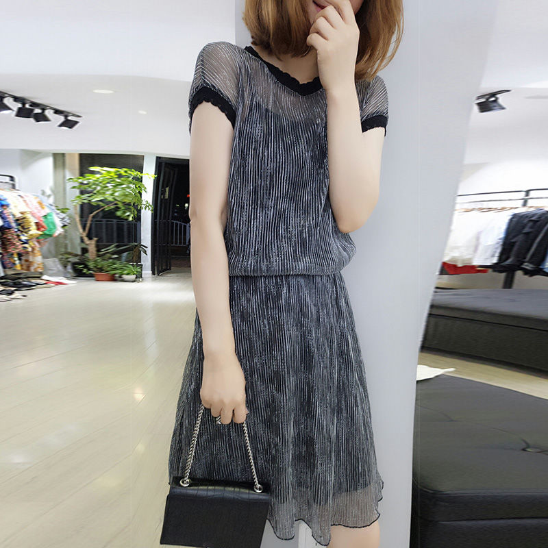 48岁妈妈穿这身裙子+高跟，又瘦又美，看侧影嫩的一呆一呆