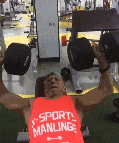 江苏大爷刘胜40年如一日坚持健身，如今成网红，参加米兰时装周！