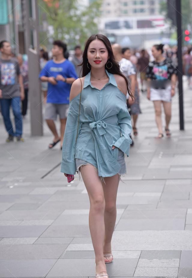  小姐姐：新买的风衣“乱裁剪”, 肩膀、中间破破烂烂, 谁能看懂她的穿搭?