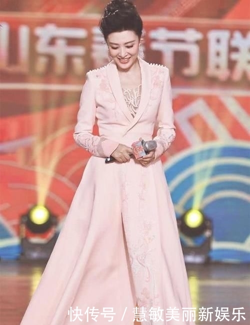  「足以」周涛不愧是昔日央视一姐，穿薄纱露背裙美得真惊艳，气质足以服人