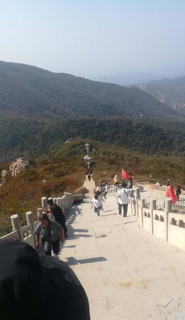 河北的小黄山，仅比泰山低一百多米，深秋是看红叶的最佳去处