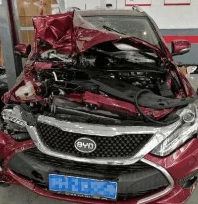 红色比亚迪唐追尾大货车,唐车主:这质量连我自