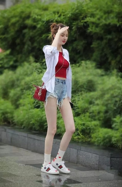 时尚街拍，凹凸有致的超短裤美女，性感身姿，让人一眼难忘！