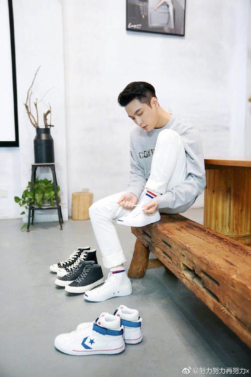 27岁张艺兴走出国门纪念经典，西装领结俊俏十足，网友：闷声干大