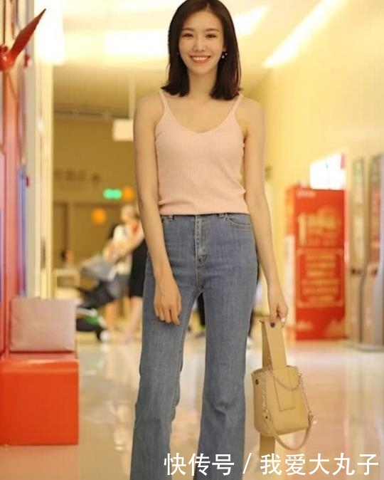 『气质』街拍美女：身材曼妙的小姐姐，牛仔裤穿搭，大秀时尚气质！