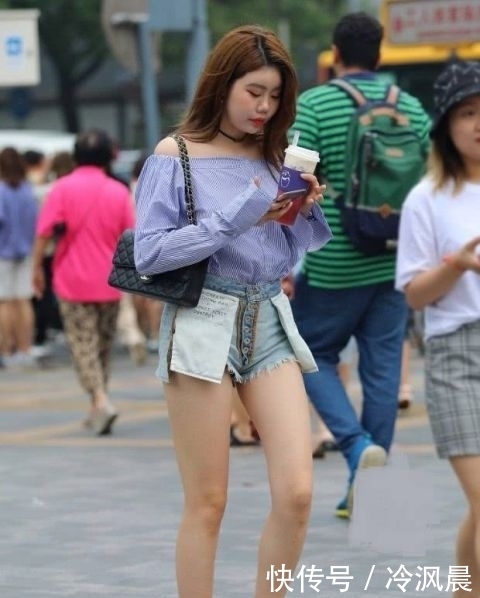 解锁■出街回头率百分百，街拍美女：小姐姐解锁牛仔热裤新穿法
