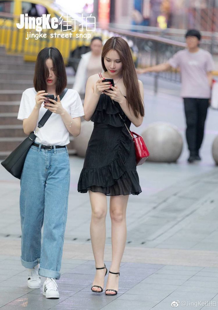 街拍：不同风格的裙子有不同的味道，让人沉浸在夏日的清凉中！