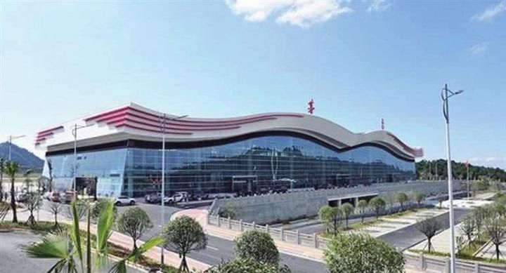  「五粮液」中国两座以白酒命名的机场，一个叫五粮液一个叫茅台