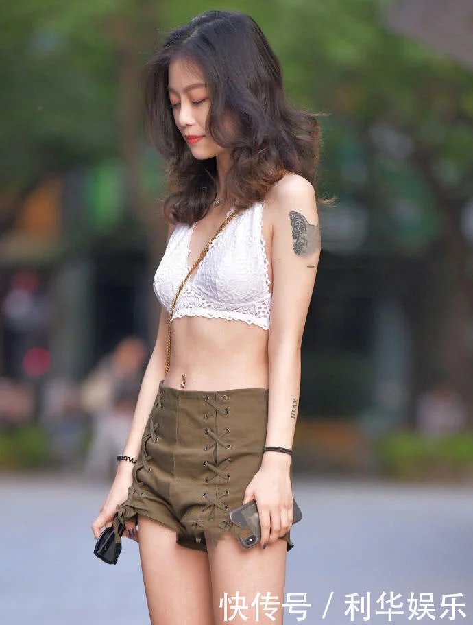 白色蕾丝吊带风情女郎，让整个白皙丝滑的美背暴露在空气中，大大