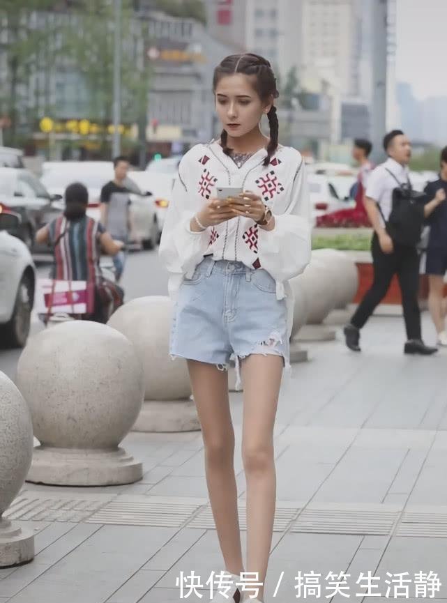 点心:小姐姐因出门太急抹粉不均匀,穿热裤秀出“阴阳腿”,长点心吧!