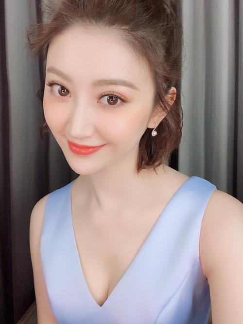 景甜七夕晒美照，粉蓝交替，胸部挤出一条缝，网友：流口水，肉都