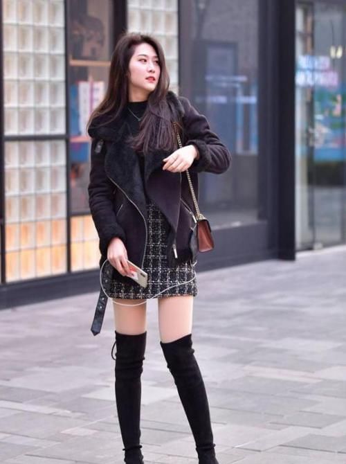 「气质」街拍:面带微笑的美女,一件白色上衣配牛仔热裤,时尚清新气质