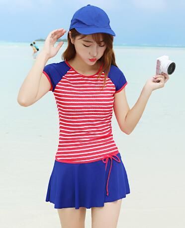 清纯又可人的泳衣美女，显得时尚又有气质，养眼又舒心！