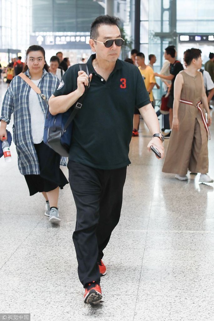 竞争叔圈101？62岁张晨光打扮时髦似潮男  发型拉风戴墨镜气场全