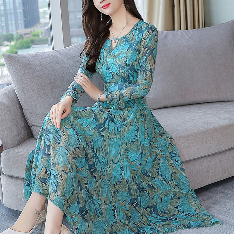 足足一天没眠，终于等到这“印花秋”裙，适合60后穿，超美腻