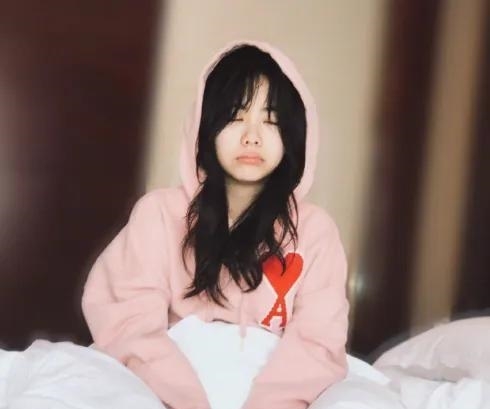 『起床』谭松韵刚起床就拍照,看清整体效果,才明白女明星素颜有多上镜