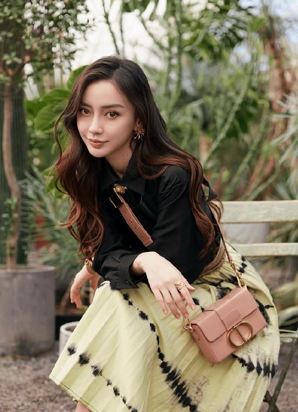  [拖鞋]Baby真了不得！穿双“凉拖”就拍大面积，果真是有长相就骄纵