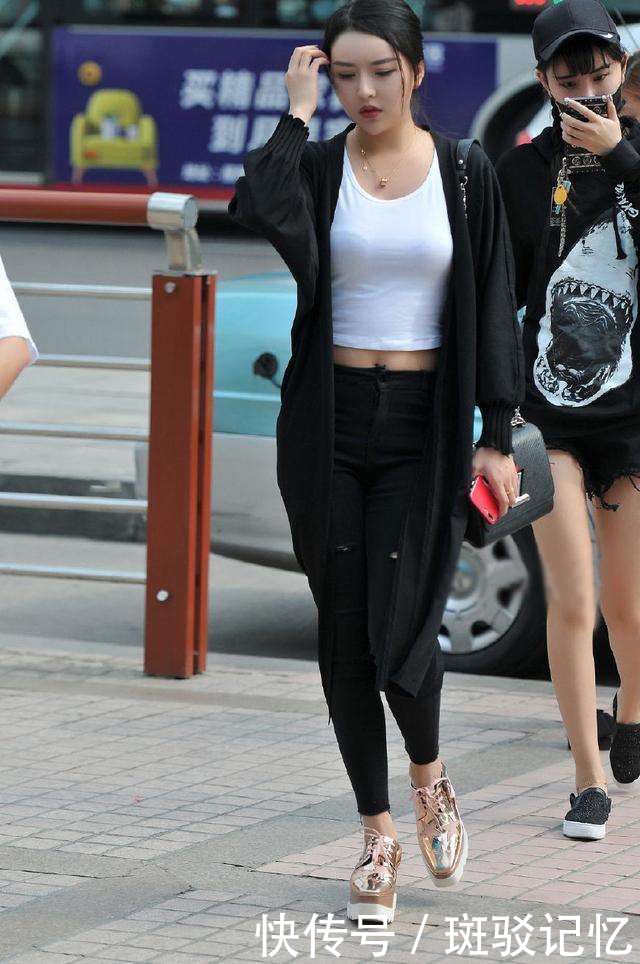 街拍:图六好梦幻的白嫩皮肤小姐姐,即使热裤吊带背心也相当吸睛