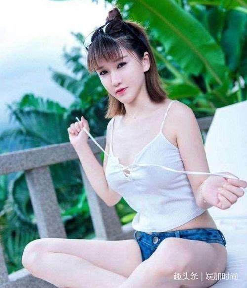 街拍:身材丰满的小姐姐一身超短搭配,诠释出性感魅力!